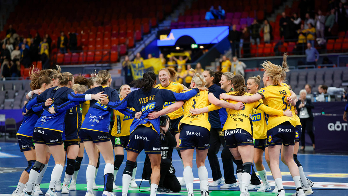 Sverige jublar efter segern mot Kamerun.