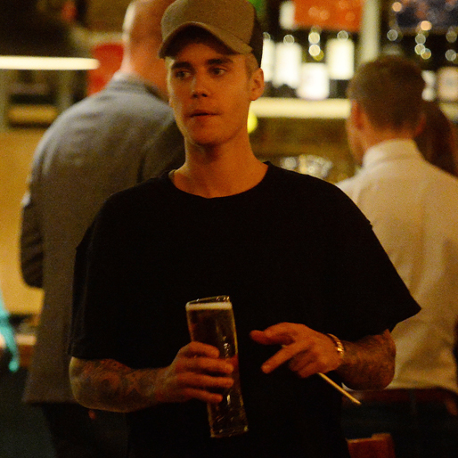 Justin Bieber dricker öl på en lokalpub i London.