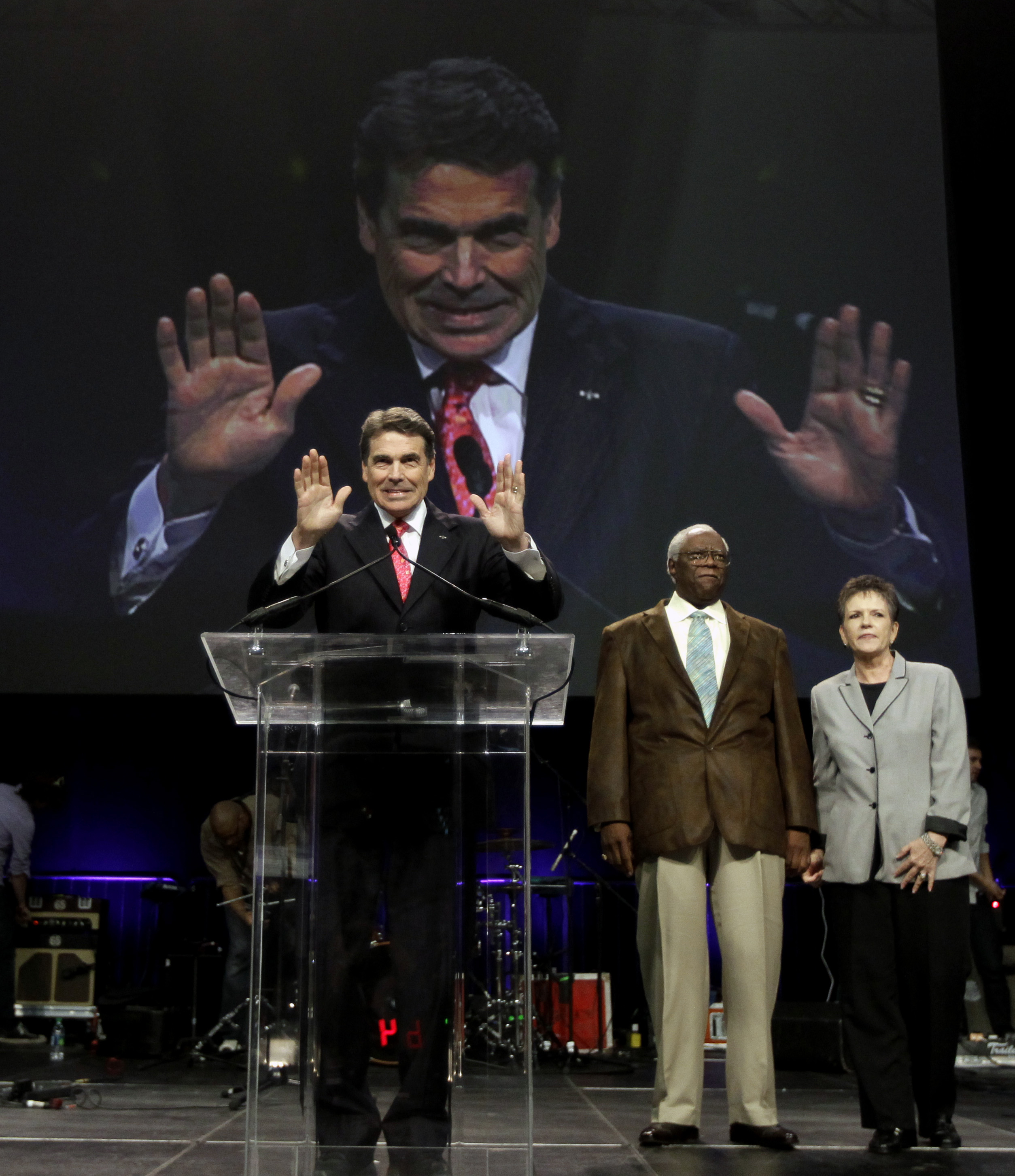 Rick Perry tar emot folkets jubel när han höll en bön för den amerikanska krisen tillsammans med amerikanerna vid ett möte den 6 augusti i Huston Texas.
