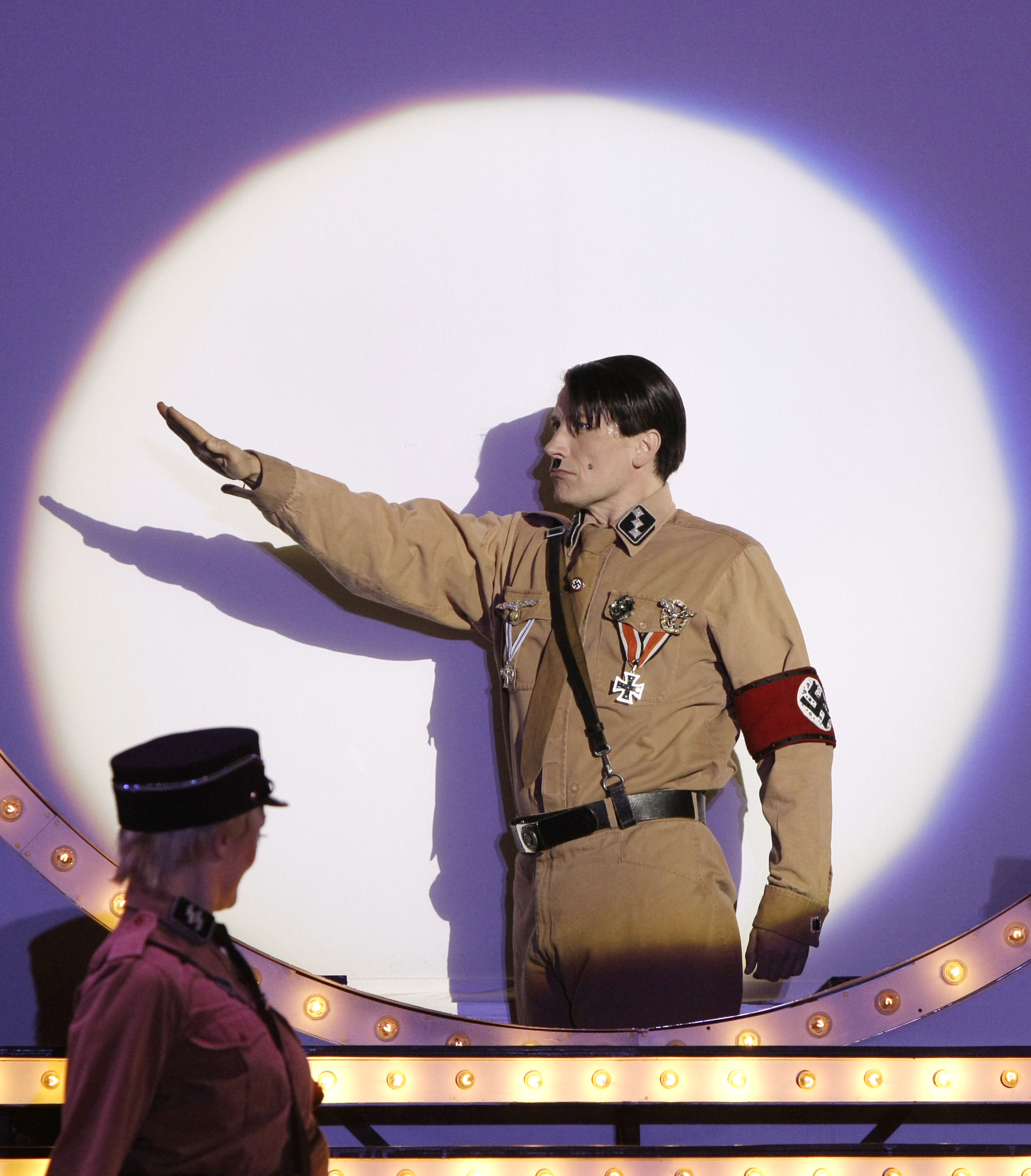 ... bär? Bilden från musikalen The Producers - Det våras för Hitler - första uppsättning någonsin i Tyskland.