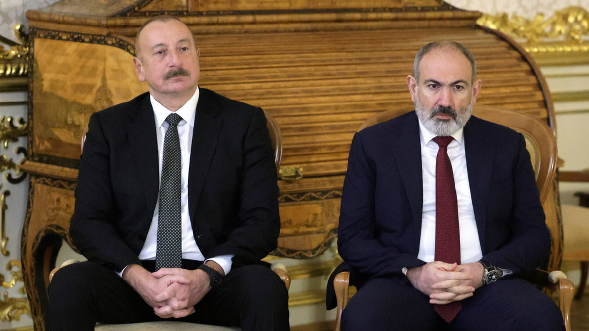 Ilham Aliyev och Nikol Pasjinjan, ledare för ärkefienderna Azerbajdzjan och Armenien, under ett toppmöte för forna Sovjetrepubliker i S:t Petersburg i fjol.