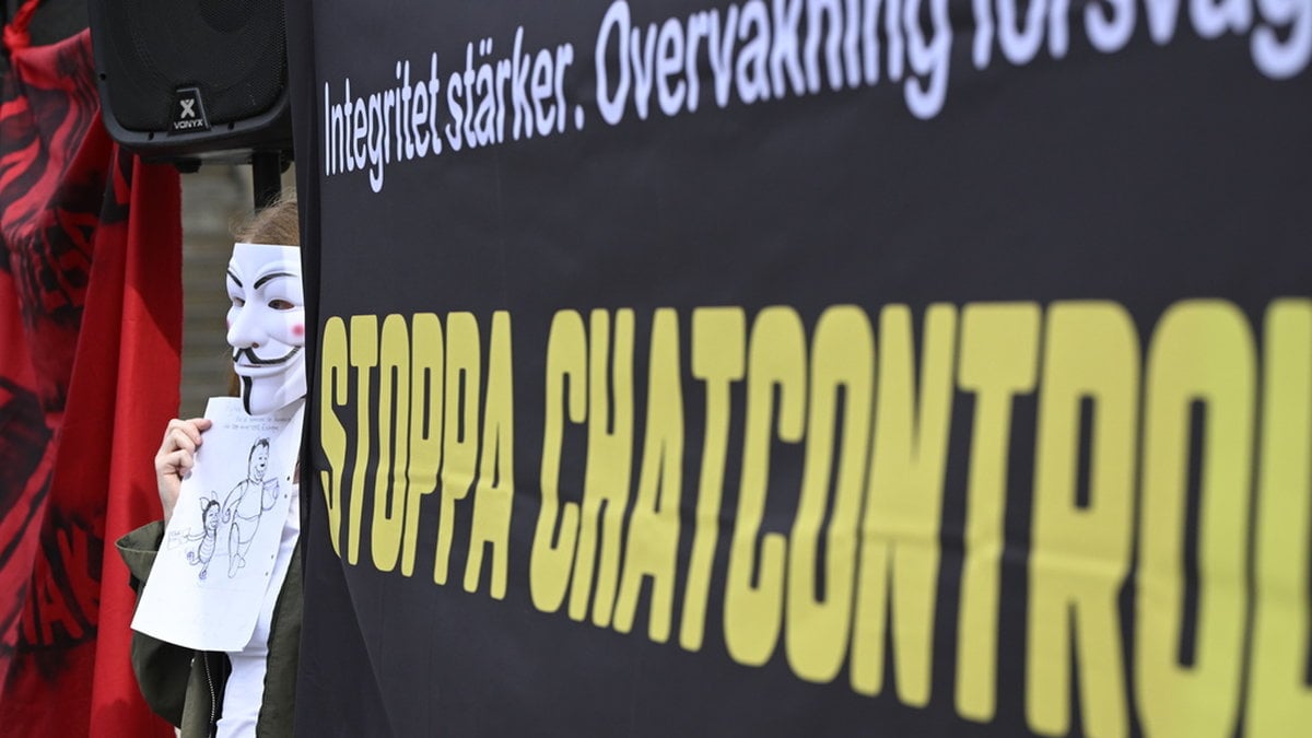 Demonstration mot det så kallade 'Chat control'-förslaget på Mynttorget i Stockholm i maj i år. Arkivbild.