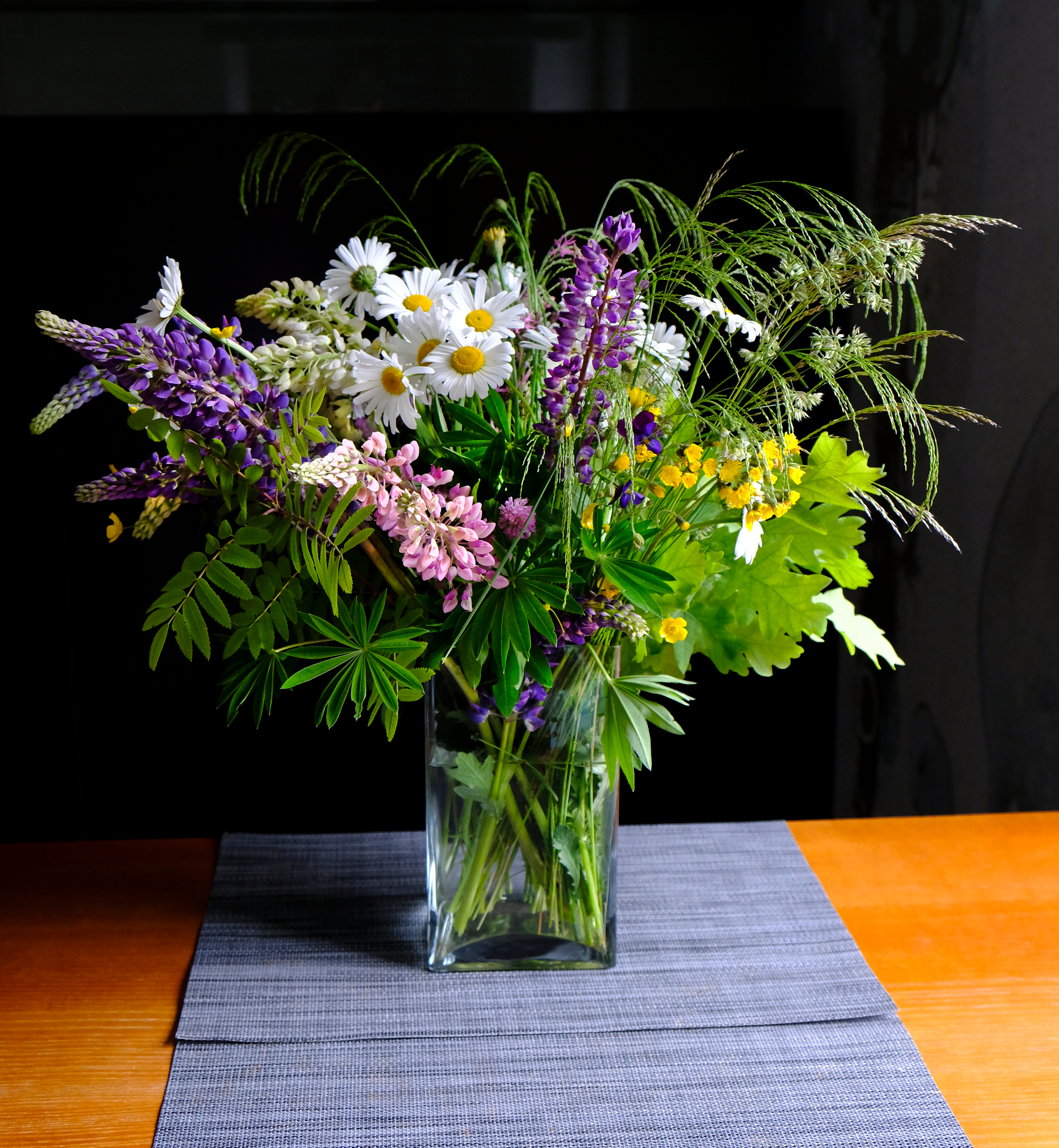Det kan vara svårt att välja vilka blommor midsommarkransen ska innehålla. Det kan vara svårt att välja vilka blommor midsommarkransen ska innehålla.