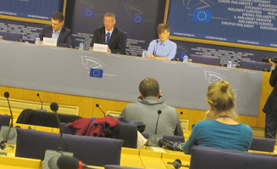 Christofer Fjellner (till vänster), David Martin och de andra på gårdagens presskonferens.