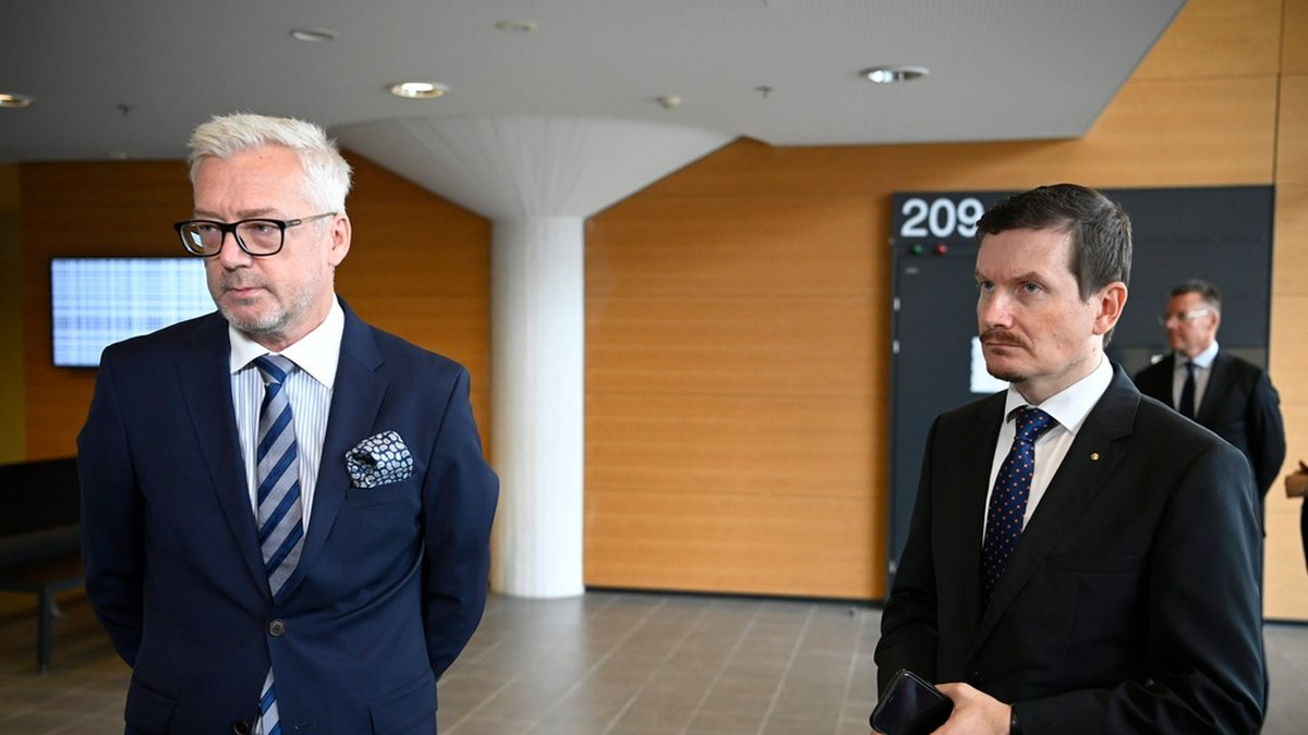 Helsingin Sanomats tidigare chefredaktör Kaius Niemi (till höger) och advokaten Kai Kotiranta i samband med en förhandling i fallet i augusti. Arkivbild.