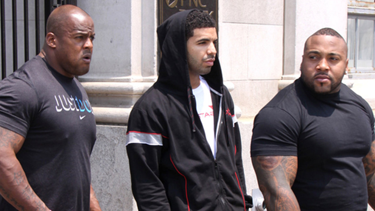 Hiphopstjärnan Drake, här flankerad av biffiga livvakter, anser att han är den som gjorde YOLO till något hett. 