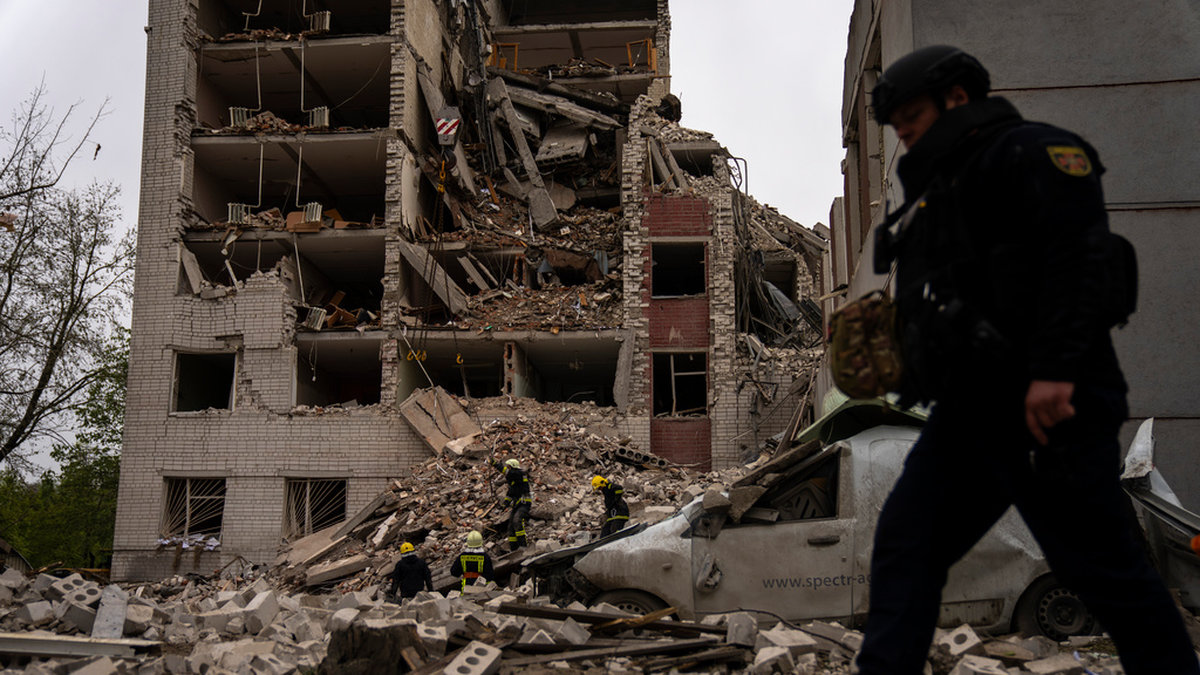 Räddningspersonal vid en byggnad som delvis förstördes i den ryska attacken mot staden Tjernihiv på onsdagen.
