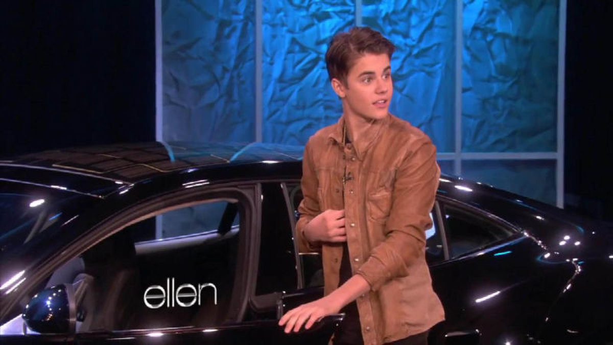 Justin fick en bil av sin manager när han fyllde 18 hos Ellen. 