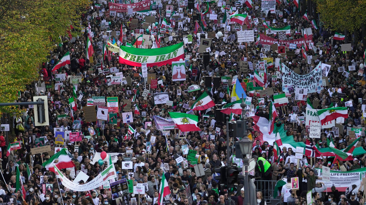 Tiotusentals samlades i Berlin under lördagen för att protestera mot den iranska regimen och visa stöd för demonstrationerna i landet.