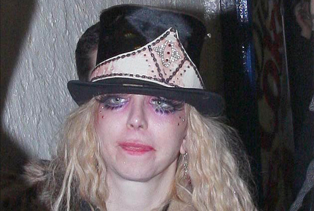 Courtney Love lämnar en nattklubb i London. Hur tror ni hon tänkte innan hon sminkade ögonen? Sugen på en naturlig look? Courtney Love lämnar en nattklubb i London. Hur tror ni hon tänkte innan hon sminkade ögonen? Sugen på en naturlig look?