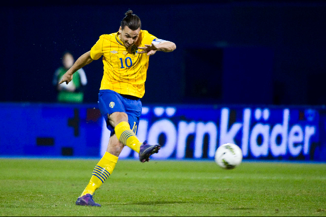 Ibra var nära att bli tvåmålskytt när han slog till med en stenhård frispark. Ibra var nära att bli tvåmålskytt när han slog till med en stenhård frispark.