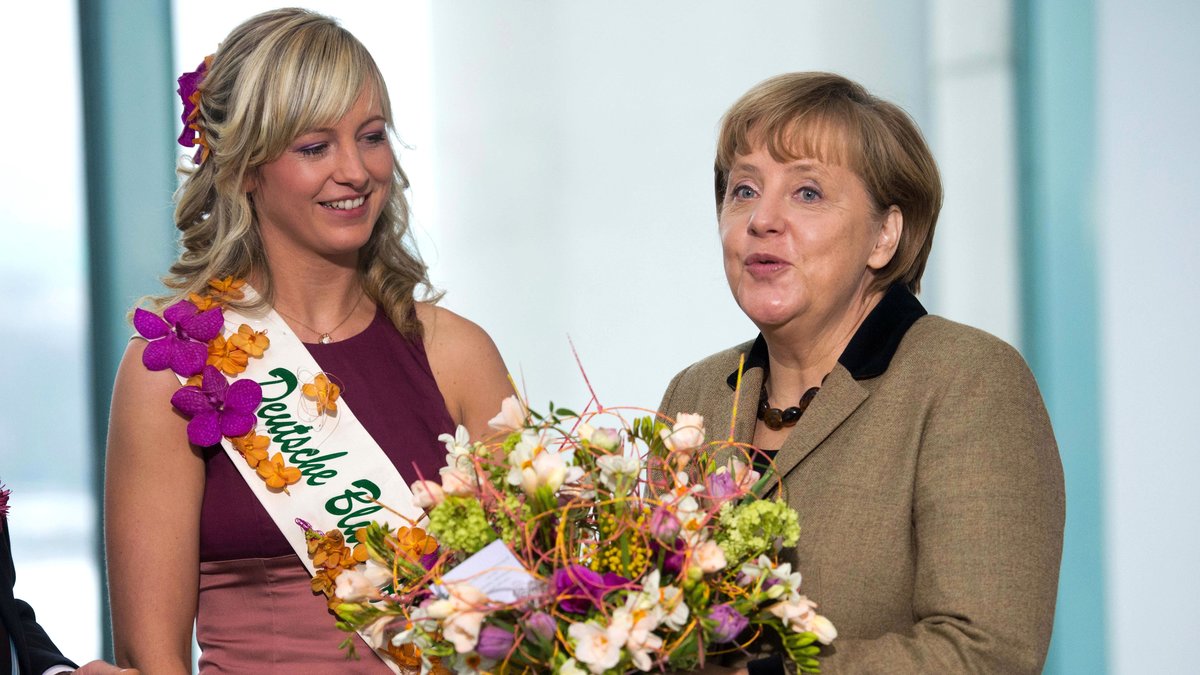 Tysklands förbundskansler Angela Merkel fick blommor.