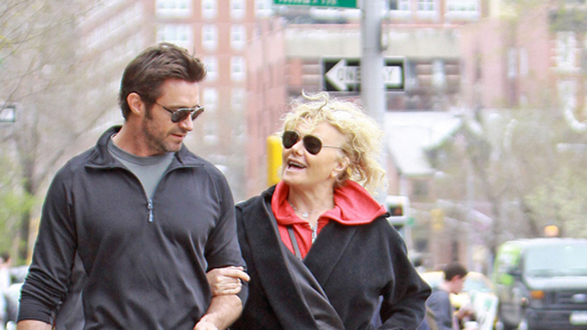 Hugh Jackman och hans fru är ute på en promenad. Allt ser normalt ut tills blicken faller på Jackmans skor...