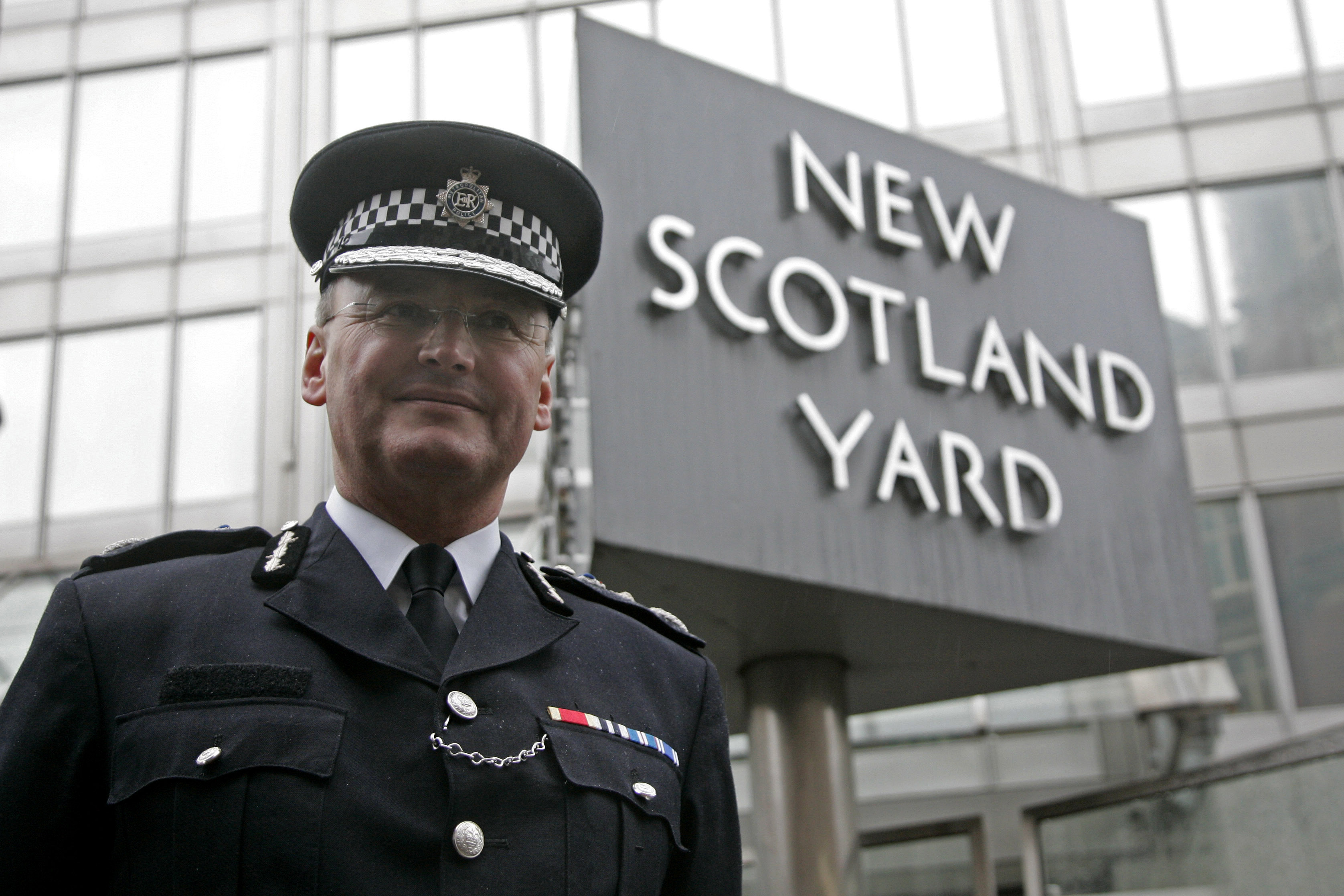 Scotland Yard, Chefer, Mejl, Rasism, Censur
