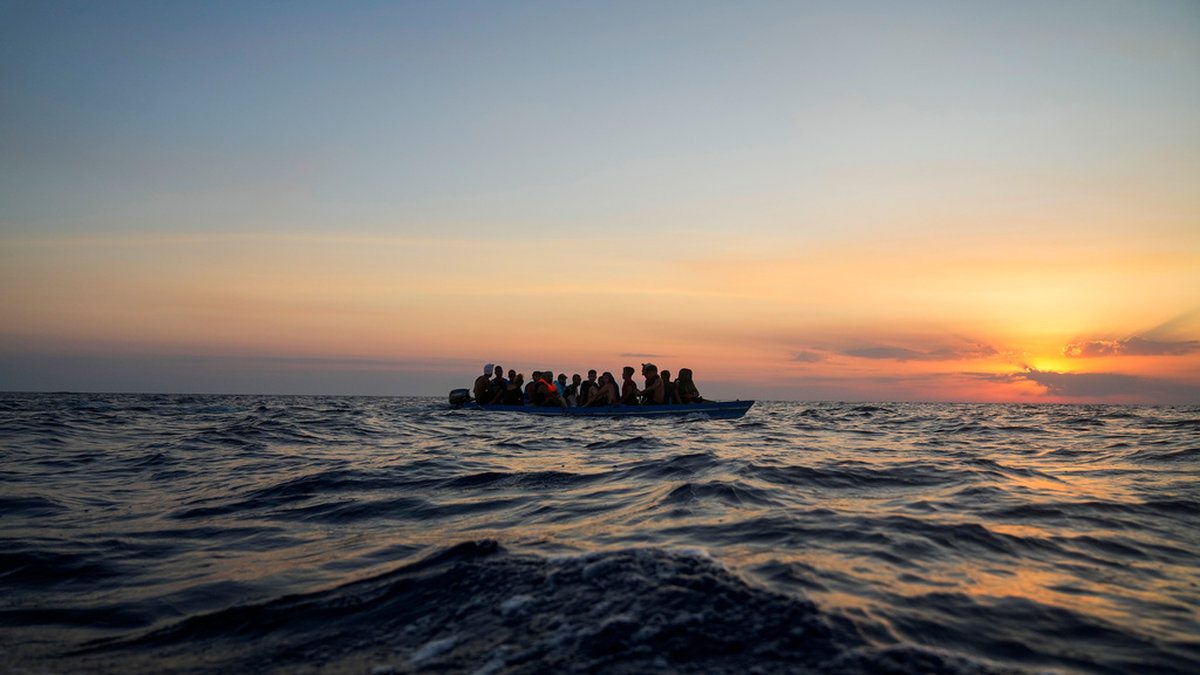 Migranter som lämnat Tunisien i en träbåt med Italien som mål förra sommaren. Arkivbild.