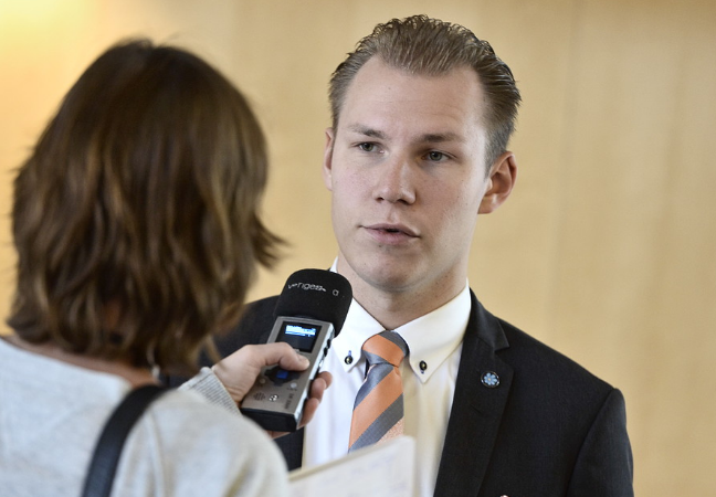 2013 avslöjade Expressen att SD-toppen Markus Wiechel skrivit ”Satans jävla aphelveten” i en facebookchatt efter att ha sett en youtube-video som ska ha visat en häxbränning i Afrika 2013 avslöjade Expressen att SD-toppen Markus Wiechel skrivit ”Satans jävla aphelveten” i en facebookchatt efter att ha sett en youtube-video som ska ha visat en häxbränning i Afrika