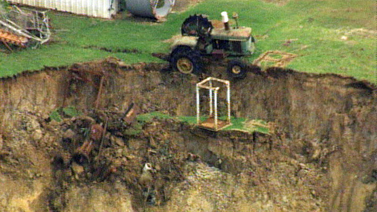 I Texas slukade ett hål en traktor.