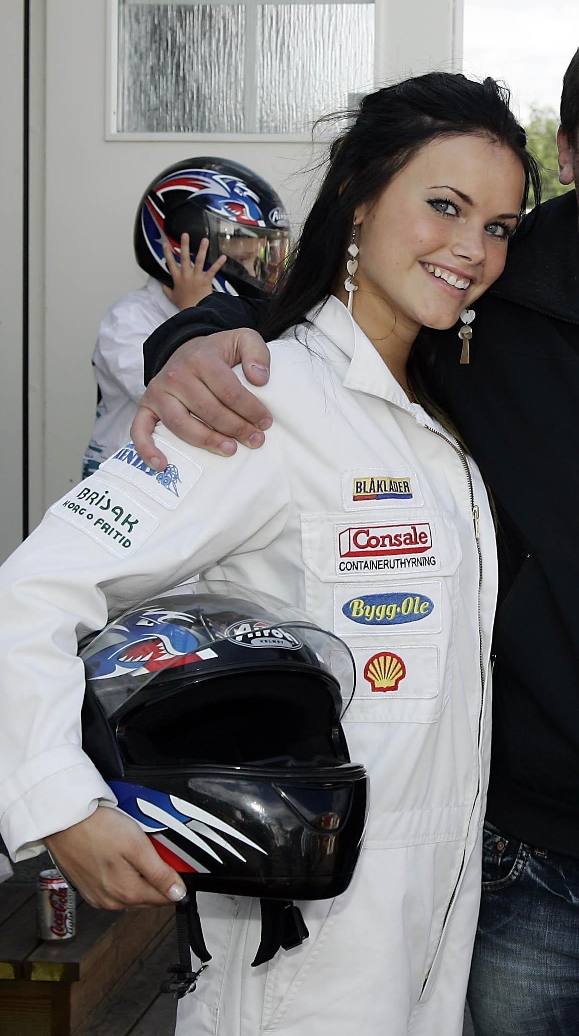 Sofia ser ut att dela prinsens intresse för motorsport. 