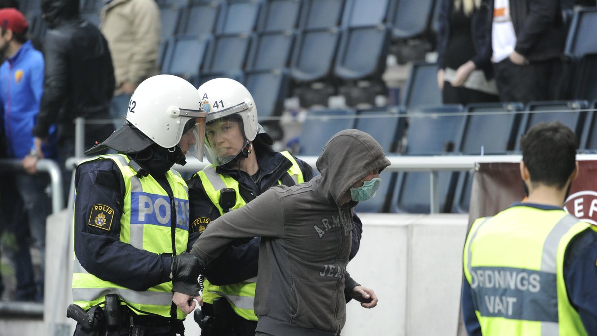 En polis åtalas för misshandel, alternativt tjänstefel, efter cupfinalen 2013. Personerna på bilden har inget med fallet att göra.
