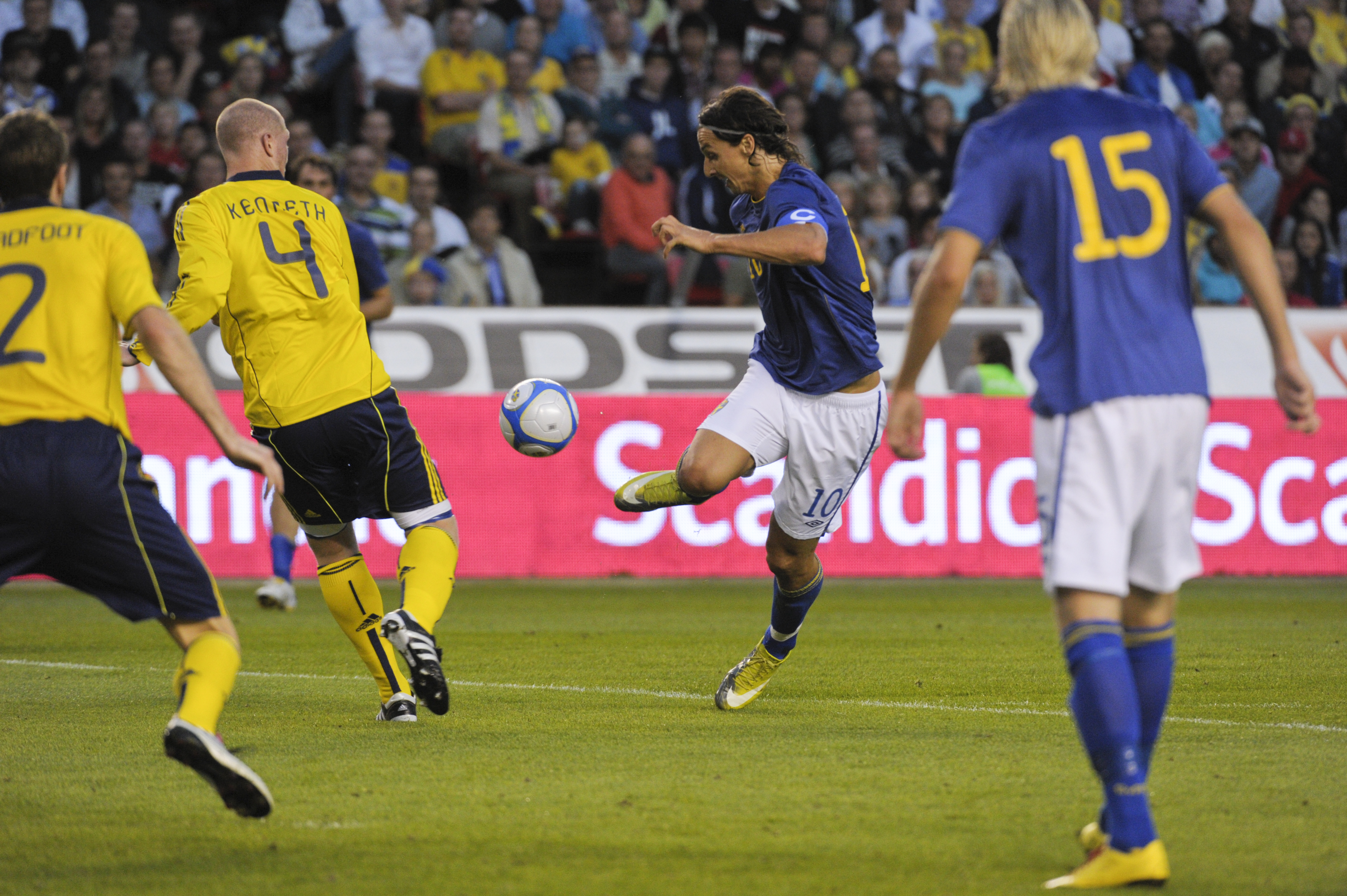 Matchen ryks isär. Fortsatt 3-0 till Sverige.