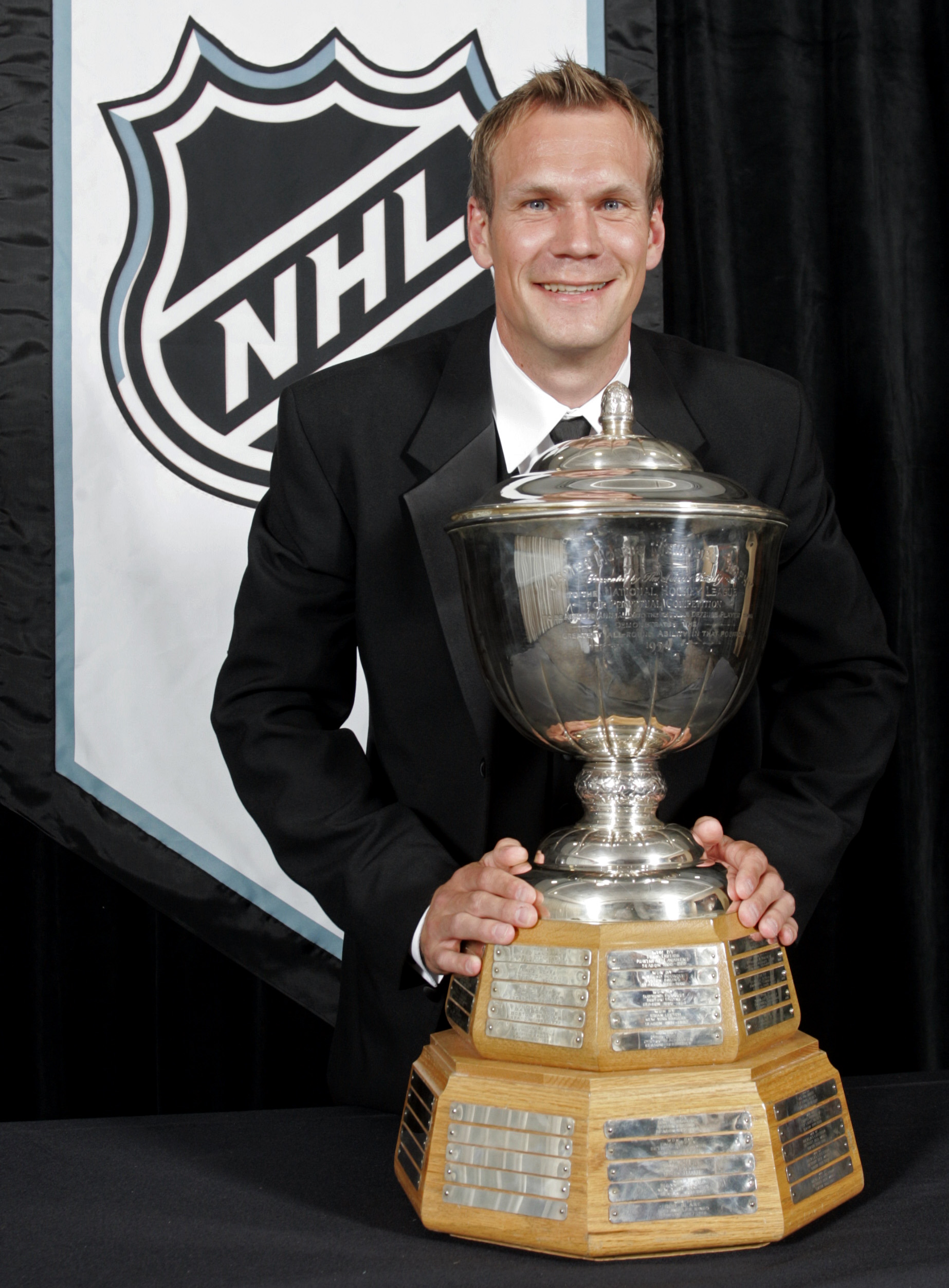 Nicklas Lidström blev förste europe att vinna James Norris Memorial Trophy. Sammanlagt fick han motta utmärkelsen som NHL:s bäste försvarare hela sex gånger. Nicklas Lidström blev förste europe att vinna James Norris Memorial Trophy. Sammanlagt fick han motta utmärkelsen som NHL:s bäste försvarare hela sex gånger.