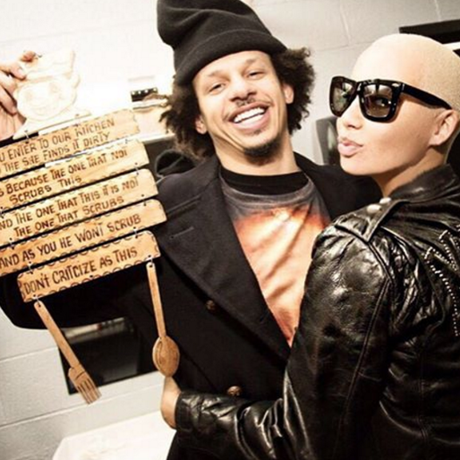Amber Rose är cool i solglasögon och läderpaj. Amber Rose är cool i solglasögon och läderpaj.