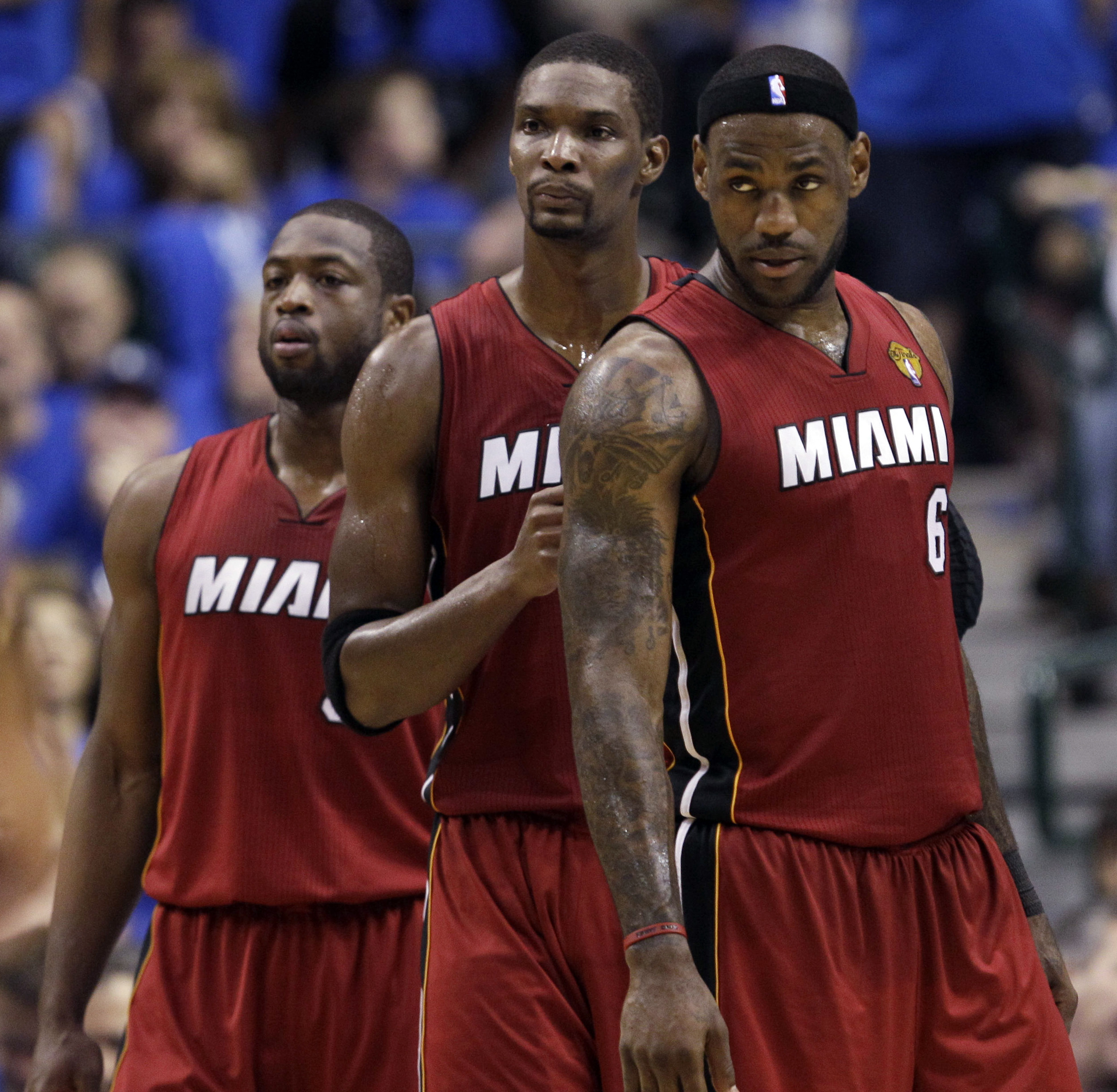 Miami Heat storsatsade med tre av NBA:s bästa spelare. Säsongsinledning blev en flopp av episka proportioner. Men slutligen nådde Lebron James, Dwayne Wade och Chris Bosh hela vägen till finalspelet... Miami Heat storsatsade med tre av NBA:s bästa spelare. Säsongsinledning blev en flopp av episka proportioner. Men slutligen nådde Lebron James, Dwayne Wade och Chris Bosh hela vägen till finalspelet...
