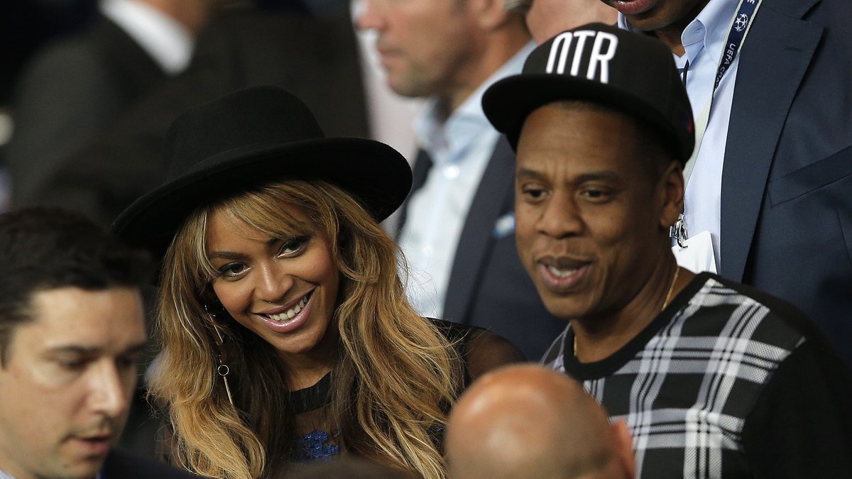 Beyoncé och Jay-Z på plats under matchen.