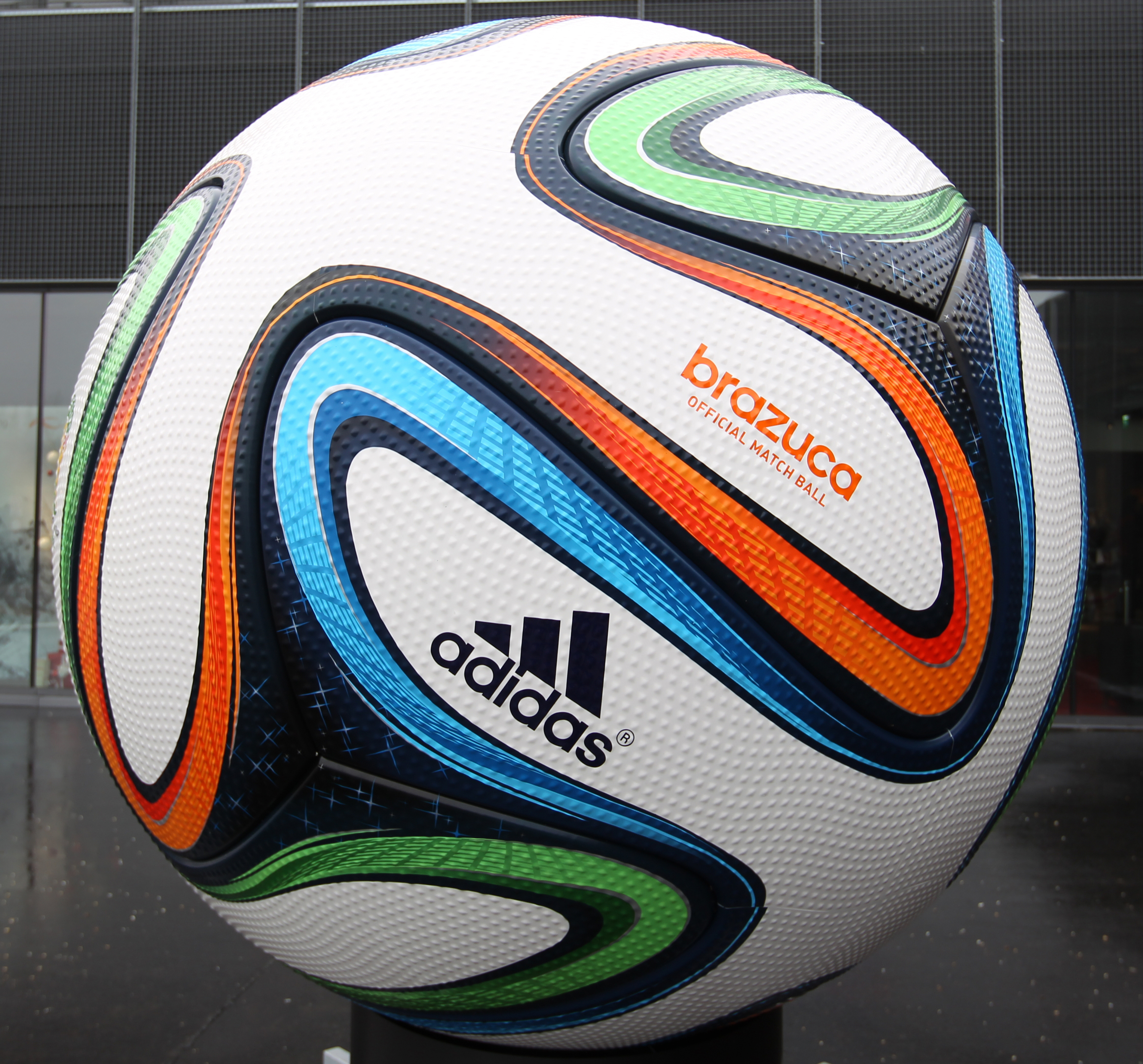 Adidas är ett storföretag inom sportvärlden och tillverkar bland annat VM-bollen.