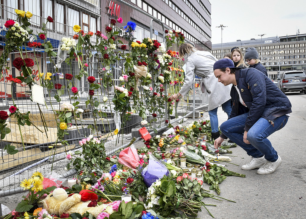 Många blommor och teddybjörnar vid Drottninggatan Sorgearbete