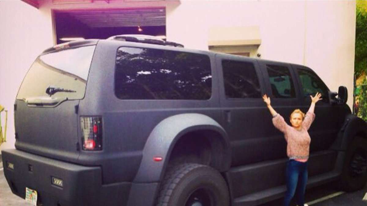 Skådespelerskan Hayden Panettiere visar upp sin enorma bil. 