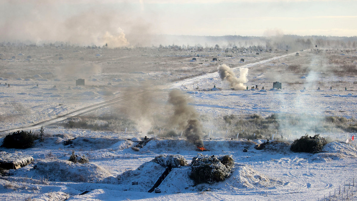 Röken stiger över de snötäckta fälten när Ryssland och Belarus genomför militärövningar.