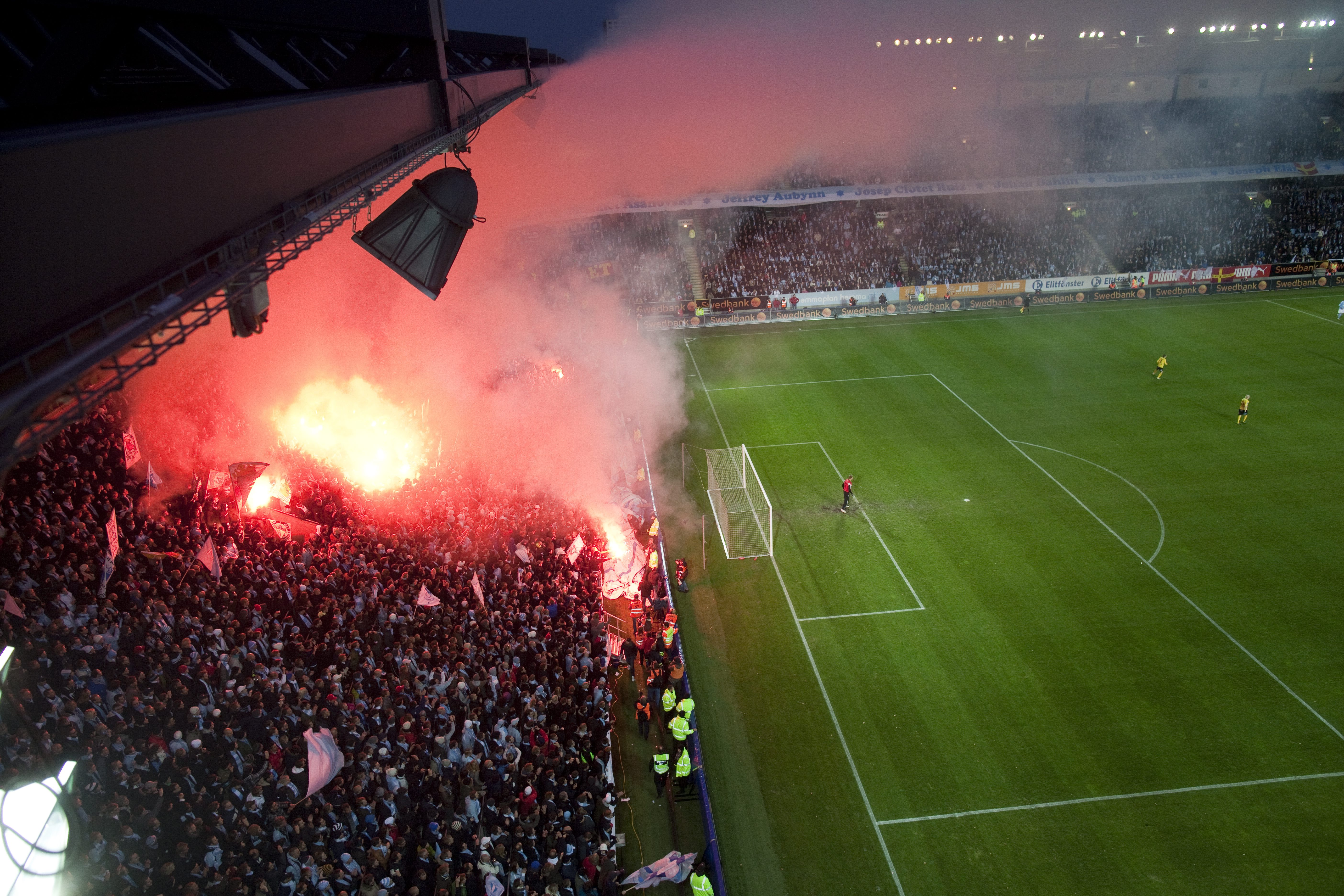 Svenska Fotbollförbundet har valt att backa på frågan om pyrotekniken - men ändå skjuter de sig i foten när de kommer med positiva nyheter.