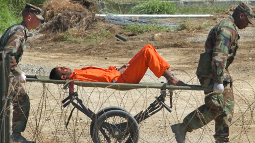 En fånge förs till Guantanamo Bay.