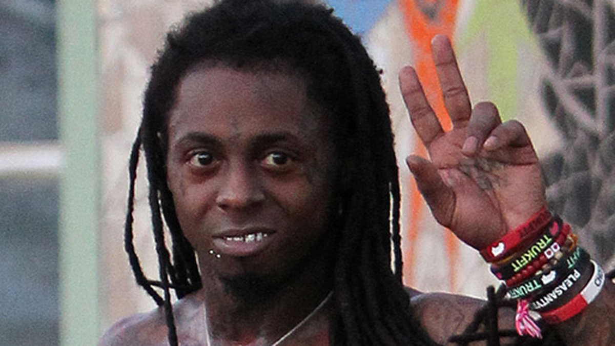 Lil Waynes många vändor in och ut på kåken har fått amerikanska föräldrar att se rött. Vapeninnehav och narkotikabrott är inget de håller högt, tydligen...