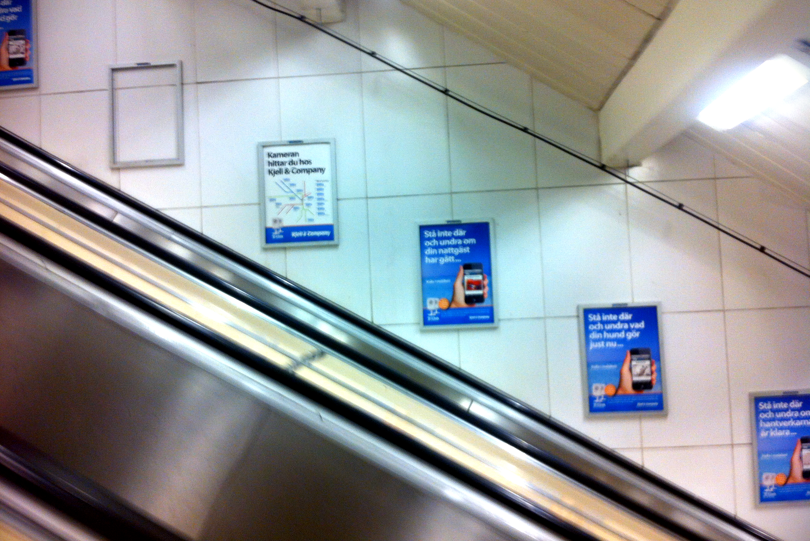 Reklamen pryder just nu väggarna i stockholms tunnelbaneuppgångar.