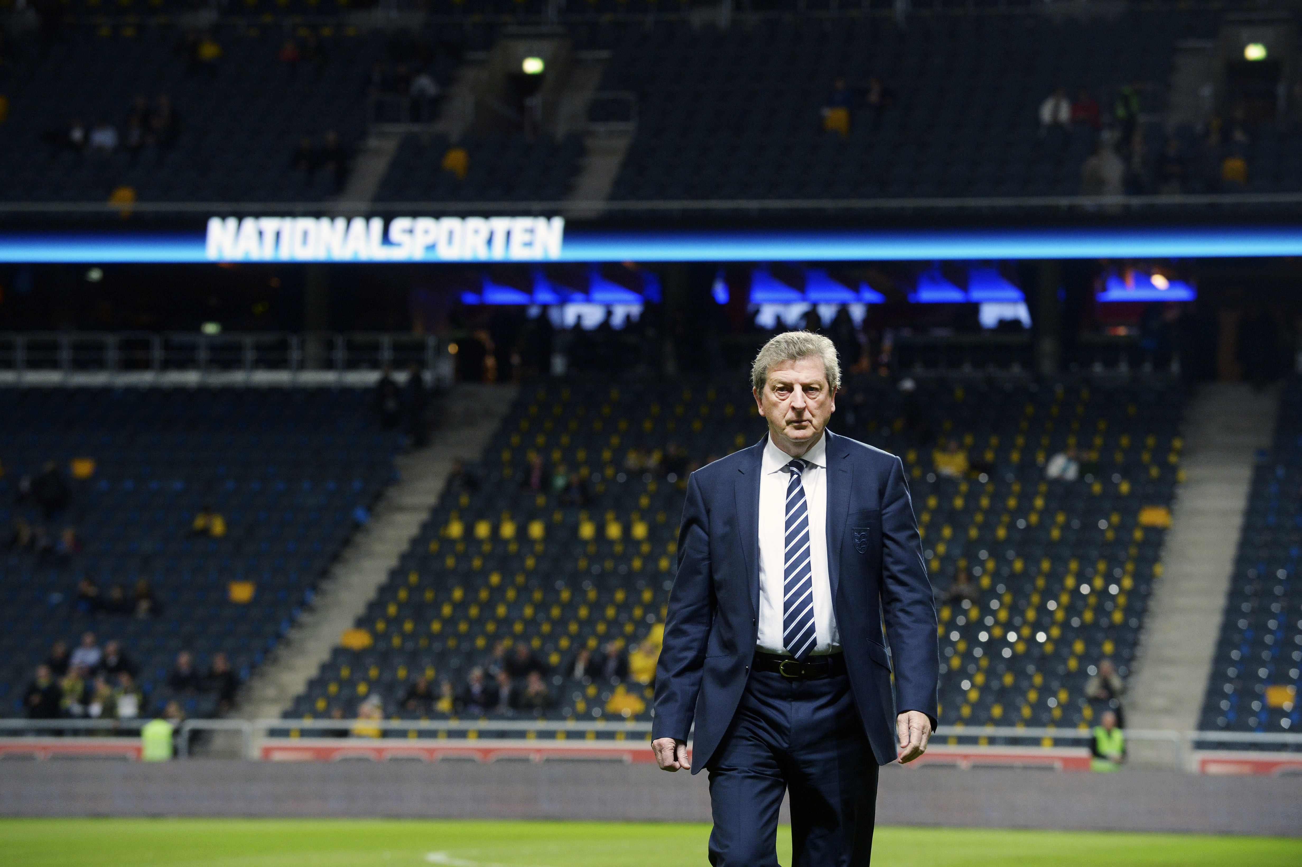 Roy Hodgson beträder planen. Roy Hodgson beträder planen.
