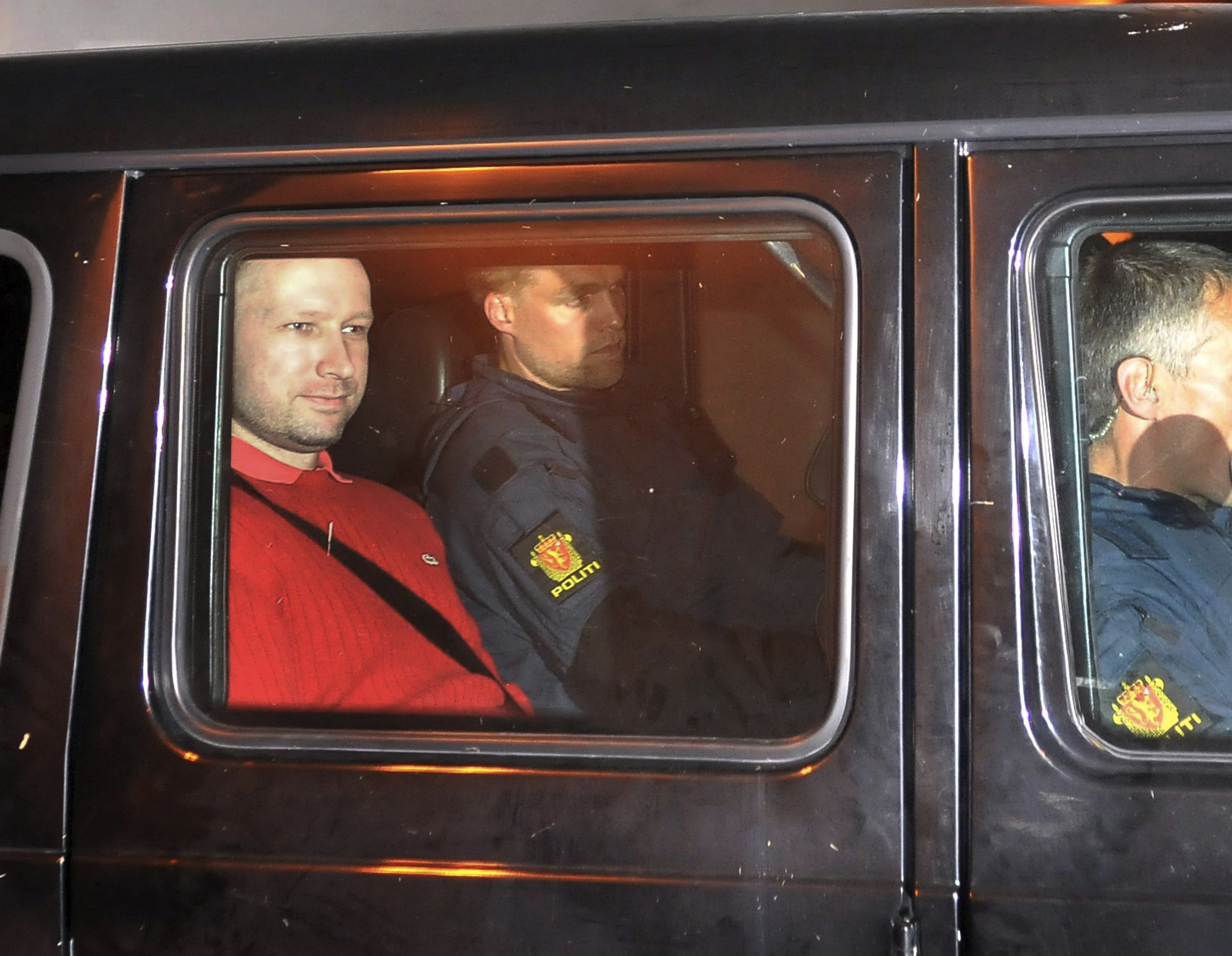 Klockan 18:27 bekräftar polisen att man gripit en skytt. Det visar sig senare att det är Anders Behring Breivik. Klockan 18:27 bekräftar polisen att man gripit en skytt. Det visar sig senare att det är Anders Behring Breivik.