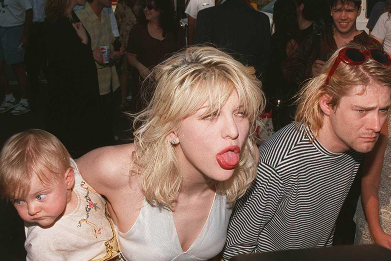 Här ser vi mamma Courtney Love och pappa Kurt Cobain kånka runt på en nyfödd Frances Bean. 