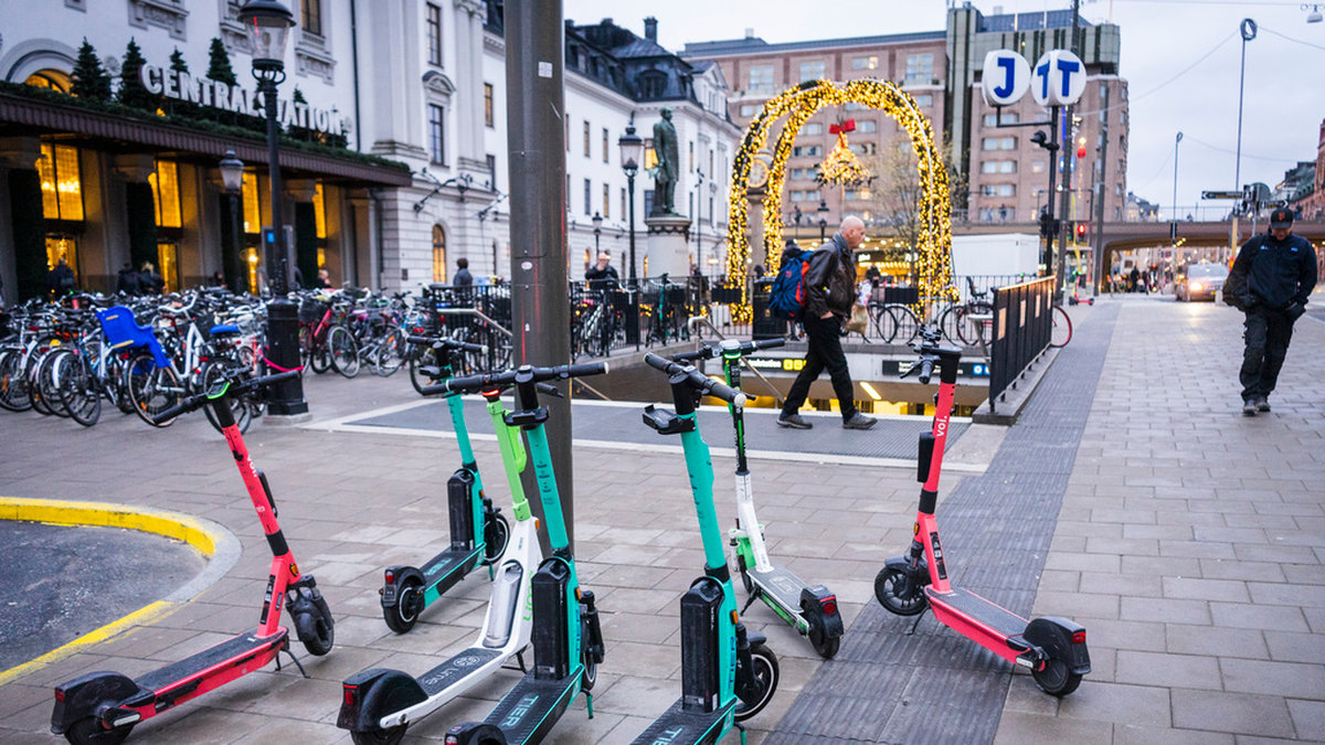 Utströdda elsparkcyklar på gator och torg har blivit ett välbekant inslag i svenska städer, här vid Stockholms centralstation. Arkivbild.