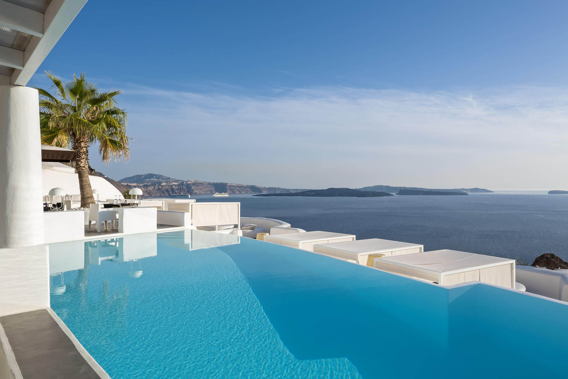 Kirini Suites & Spa, Santorini, Grekland. Femstjärnigt hotell som ligger i byn Oia på den grekiska ön Santorini. Hotellet har en infinity-pool med utsikt över Egeiska havet. Kirini Suites & Spa, Santorini, Grekland. Femstjärnigt hotell som ligger i byn Oia på den grekiska ön Santorini. Hotellet har en infinity-pool med utsikt över Egeiska havet.