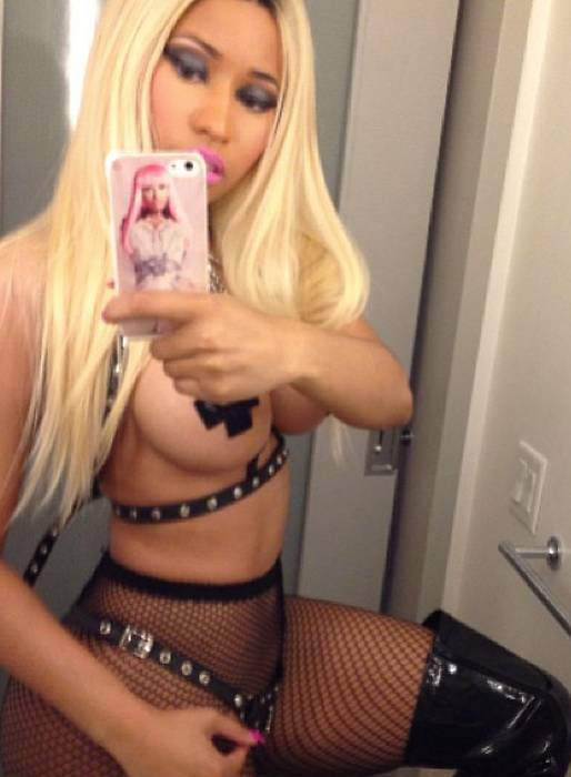 Nicki Minaj visar sin Halloween-outfit. Nicki Minaj visar sin Halloween-outfit.