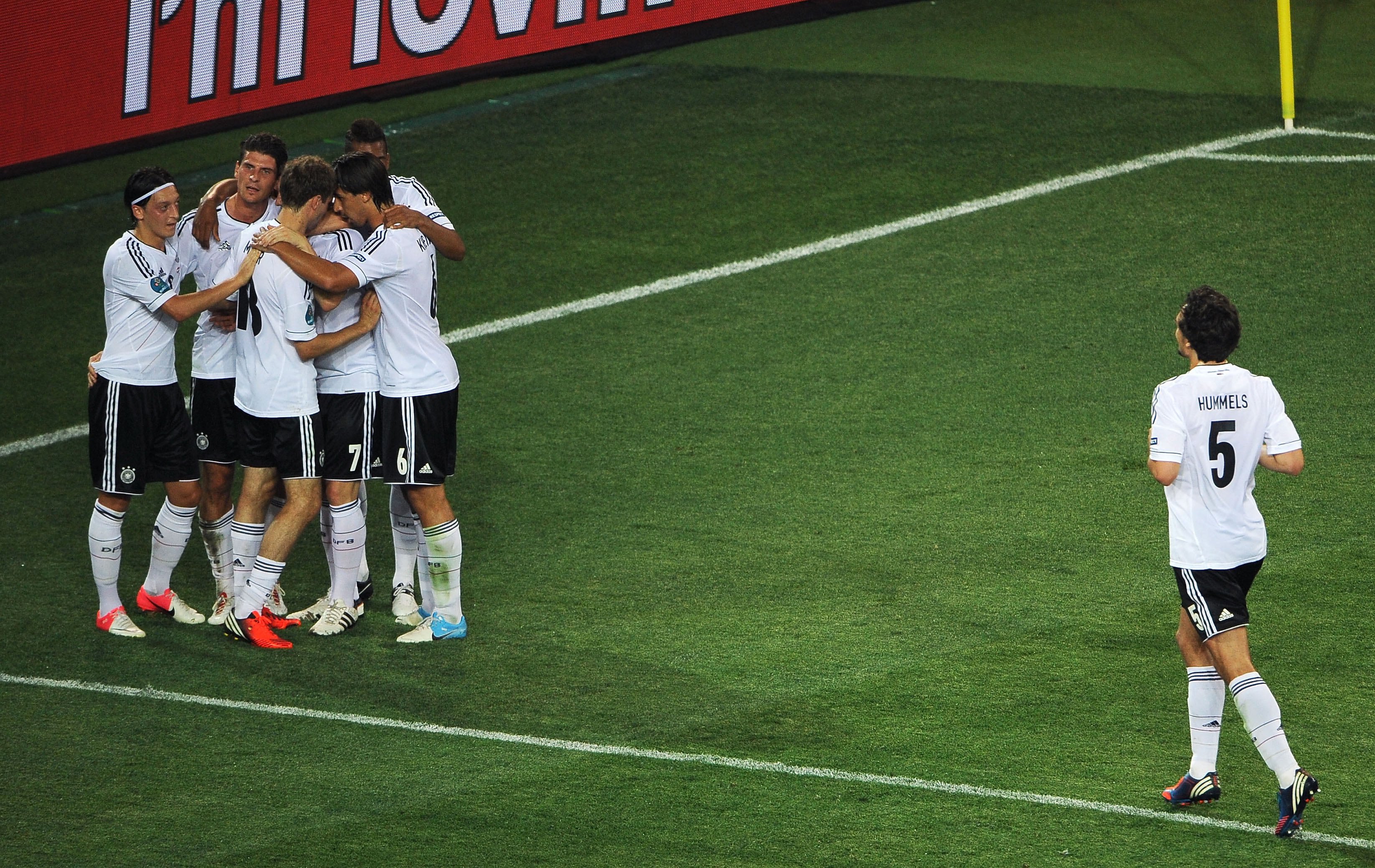 Tysland firar Mario Gomez mål.