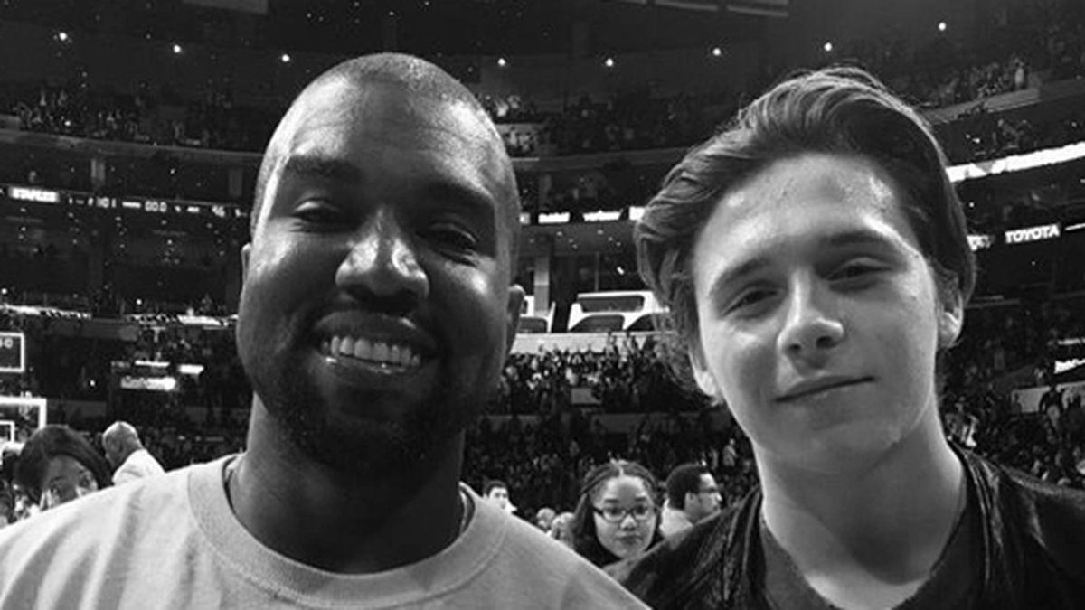 Brooklyn Beckham tar en selfie med Kanye West. 