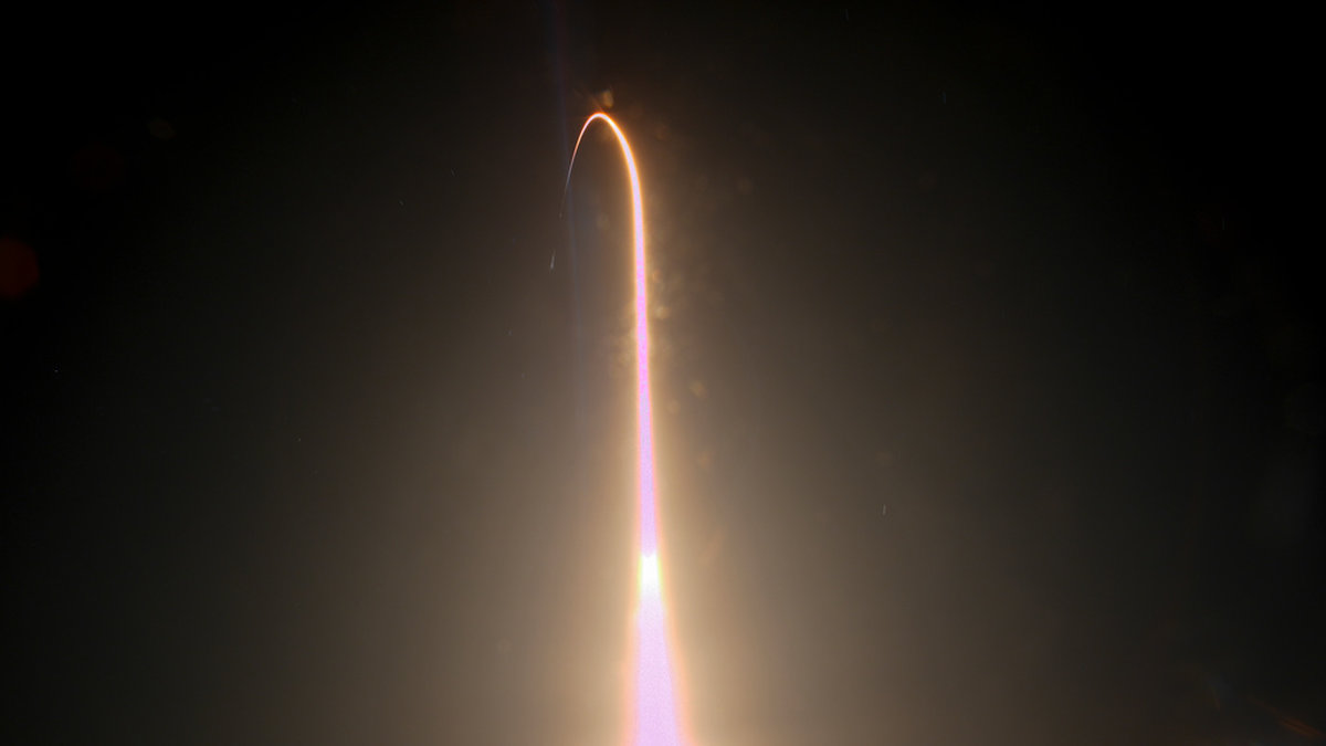 En raket med fyra ombord, tre amerikaner och en ryss, på väg upp med raket från Cape Canaveral i Florida mot den internationella rymdstationen ISS.