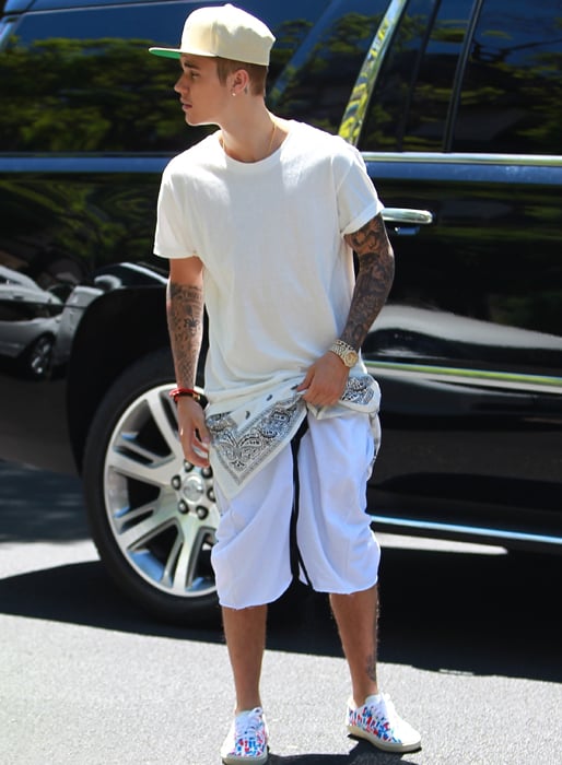 Några dagar senare rockade Bieber en vit outfit. Några dagar senare rockade Bieber en vit outfit.