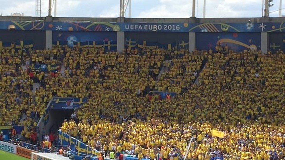 Flocken av svenska supportrar.