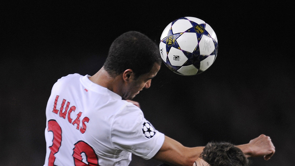 PSG:s Lucas vinner här en nickduell mot Jordi Alba.