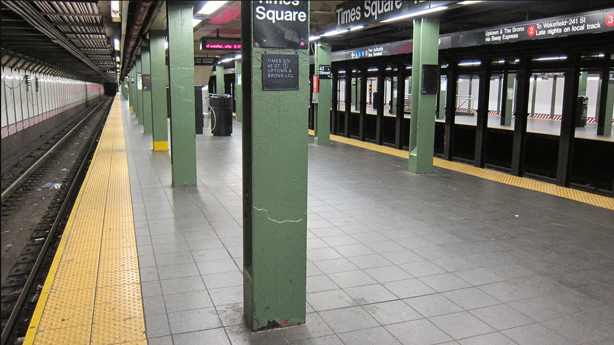 Den legendariska tunnelbanestationen Times Square var vid sjutiden på kvällen utrymd.