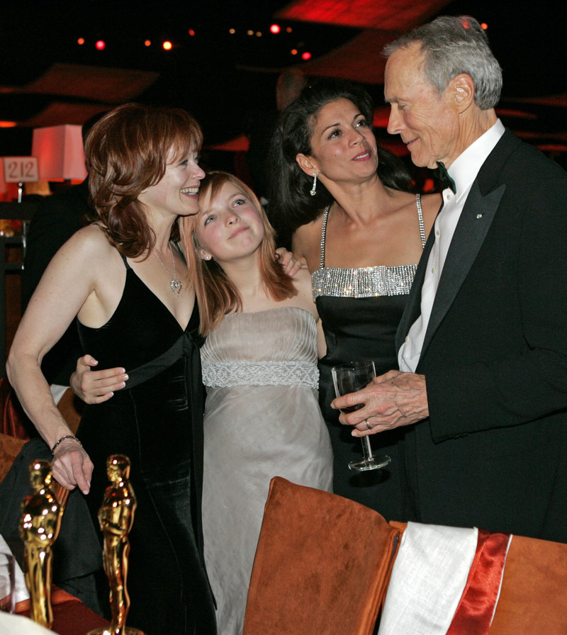 Frances Fisher till vänster tillsammans med dottern Francesca och Clint Eastwood med dåvarande frun Dina Eastwood, Oscarsgalan 2005. Foto: Kristian Dowling/TT Frances Fisher till vänster tillsammans med dottern Francesca och Clint Eastwood med dåvarande frun Dina Eastwood, Oscarsgalan 2005. Foto: Kristian Dowling/TT